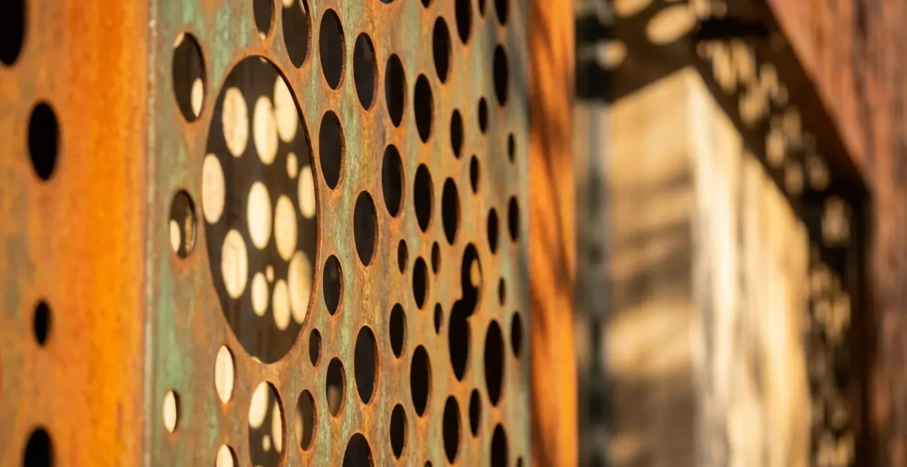 Détail architectural des façades perforées colorées avec jeux de lumière et d'ombre