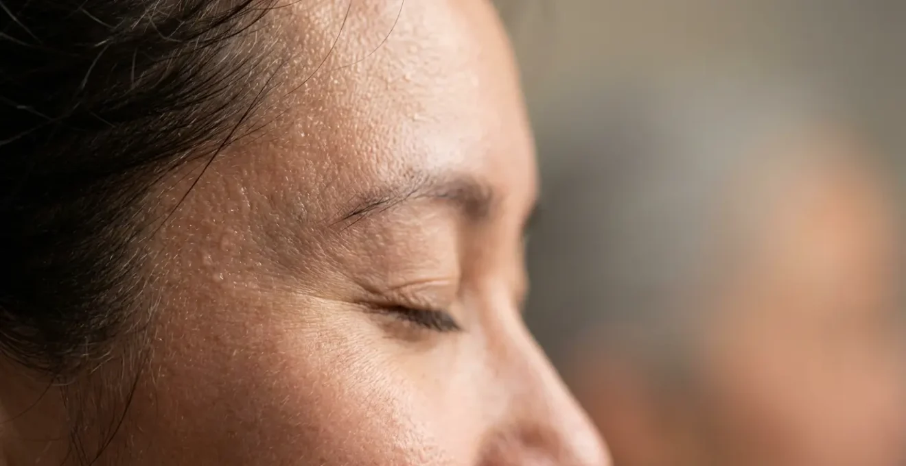 Personne en pause méditative après une session intensive d'apprentissage linguistique