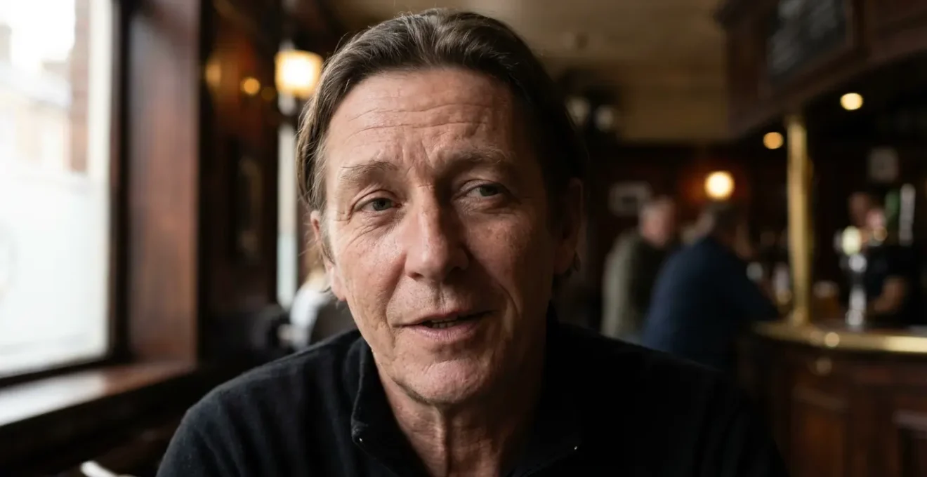 Portrait serré montrant l'expression faciale caractéristique de l'ironie britannique avec un sourire subtil