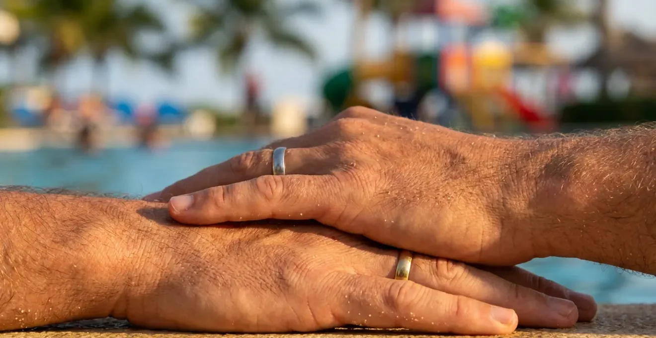 Parents se relaxant pendant que les enfants sont au mini-club dans un club vacances