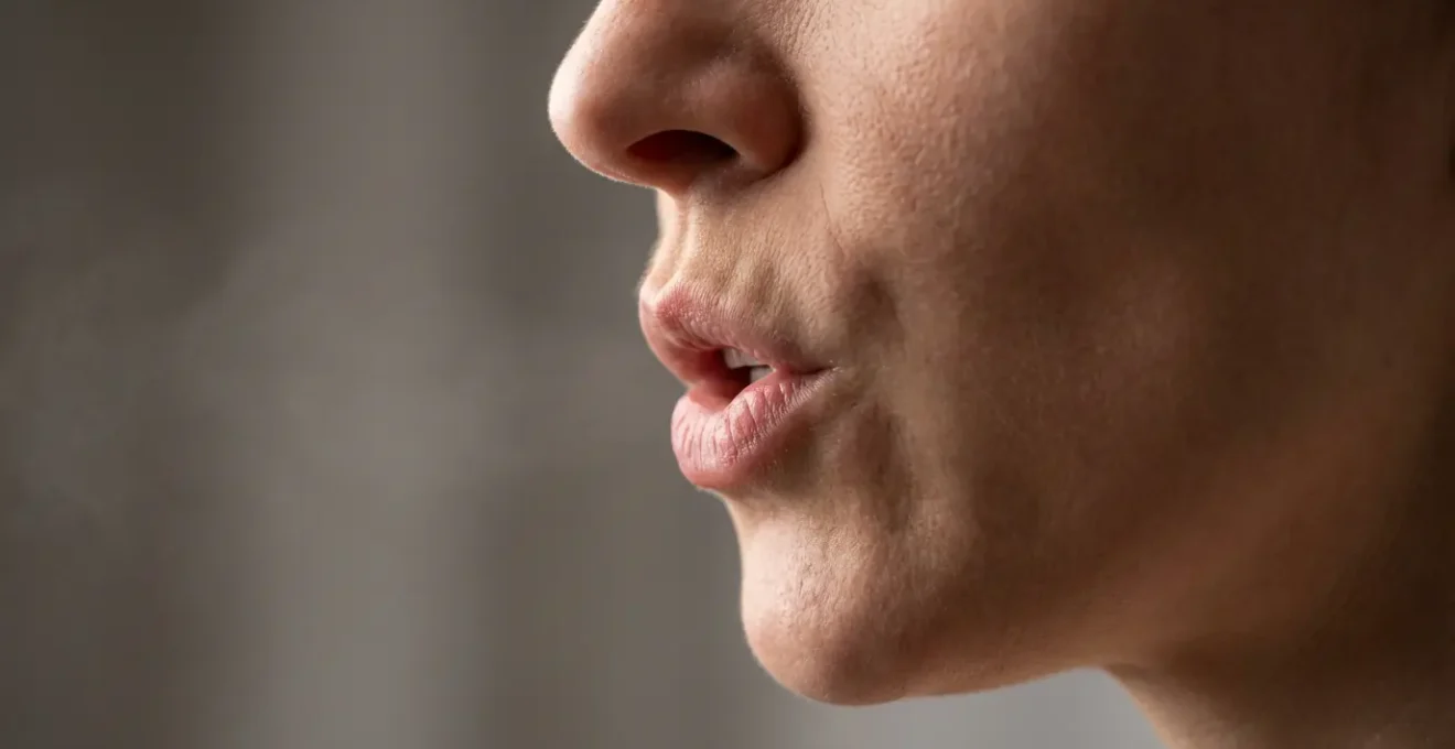 Gros plan sur profil de personne pratiquant le shadowing avec écouteurs