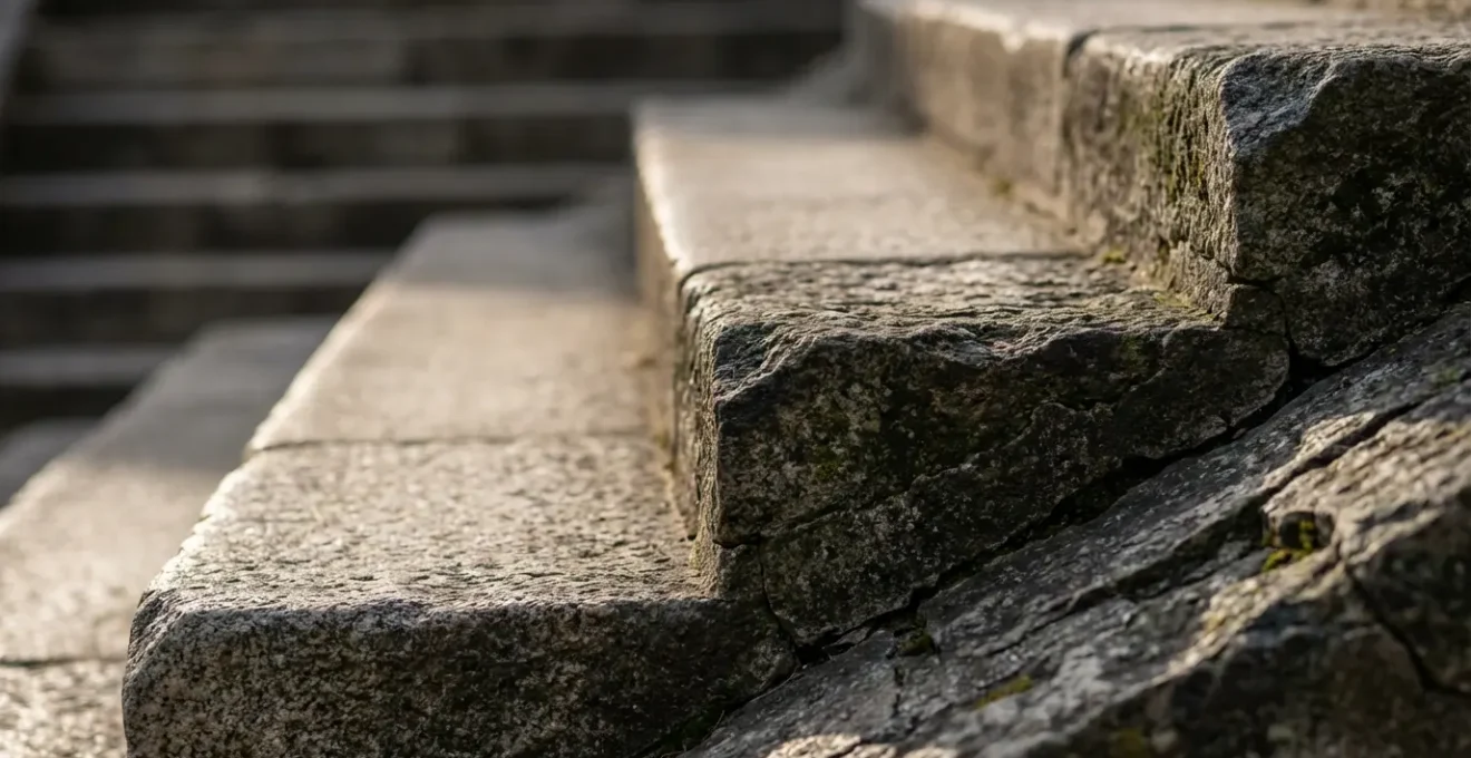 Vue macro de marches d'escalier avec texture et lumière symbolisant la progression