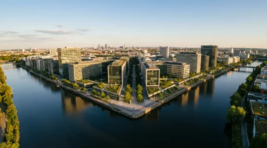 Vue panoramique du quartier Confluence à Lyon avec architecture moderne et verdure au confluent des fleuves